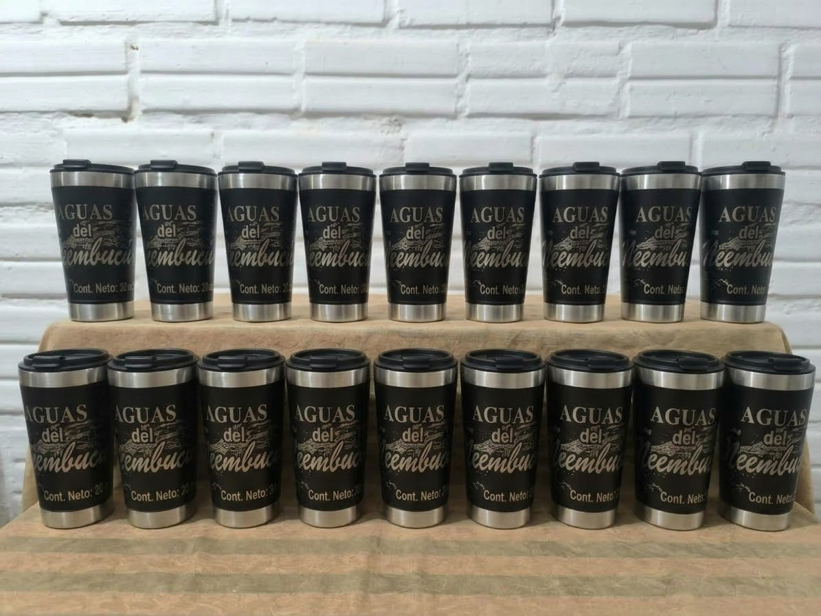 PEDIDO EMPRESARIAL AGUAS DEL ÑEEMBUCÚ — 18 vasos térmicos grabados en serie